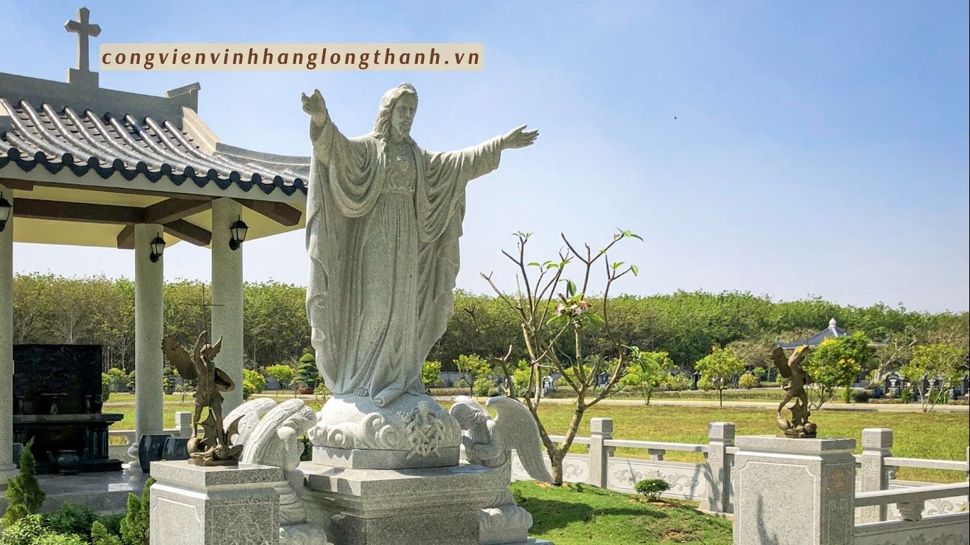 Một góc khu mộ gia đình Công Giáo bên trong Hoa viên vĩnh hằng long thành