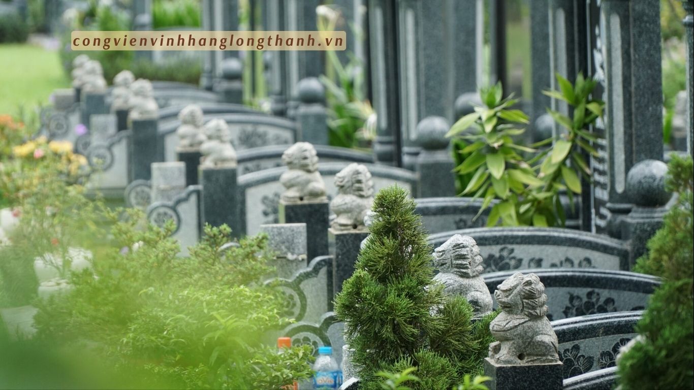 Một góc khu mộ mai táng hài cốt (Mộ cải táng) bên trong Hoa viên vĩnh hằng long thành
