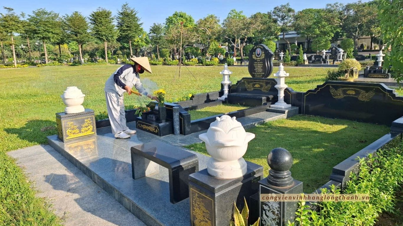 Chăm sóc, vệ sinh và thắp nhang mộ phần mỗi ngày tại Công viên Vĩnh hằng Long Thành